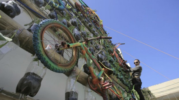 HAVE BIKE, WON’T HIKE A cluster of donated bicycles forms what could easily be a mobile version of the traditional Christmas tree in a concept called “Bike yuletide season.” MARK ALVIC ESPLANA/INQUIRER SOUTHERN LUZON