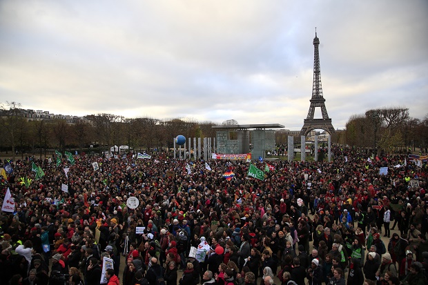 Historic pact to slow global warming is celebrated in Paris | Inquirer News