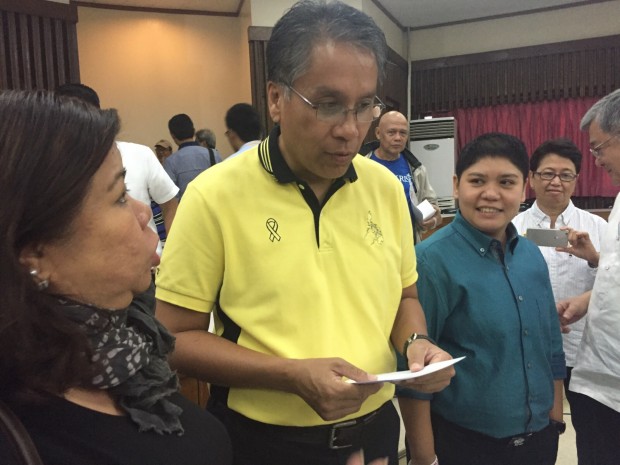 "Juana Change" (left) is not convinced with the platform of Liberal Party standard-bearer Mar Roxas (center).