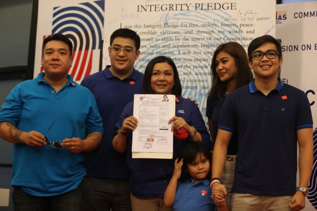  Alma Moreno files her certificate of candidacy with her children  at the COMELEC on Wednesday, October 14, 2015. PHOTO BY EDWIN BACASMAS
