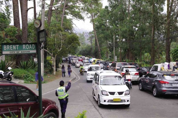 BAGUIO residents and visitors endure heavy traffic jams on Leonard Wood Road, which leads to the summer capital’s major tourist spots like the Wright and Mines View Parks and the presidential Mansion.   RICHARD BALONGLONG /INQUIRER NORTHERN LUZON