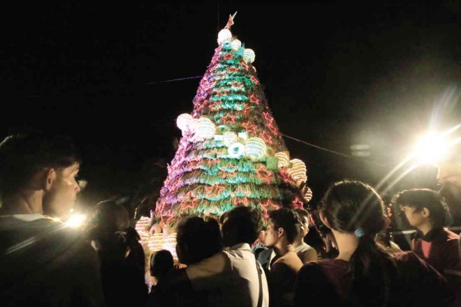 GOING NATIVE The lighting up of the Karagumoy Christmas Tree at PeÒaranda Park in Legazpi City launches the celebration of the sixth Karangahan Albay Green Christmas in Albay province. MARK ALVIC ESPLANA