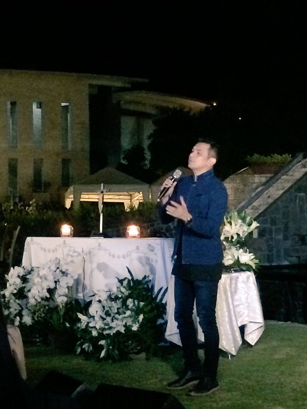 Gary Valenciano sings tribute song for LJM. Phot by Allan Policarpio/Philippine Daily Inquirer