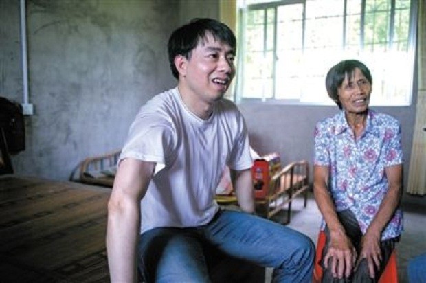 File photo of Zeng Aiyun (L) and his mother after his prison release. CHINA DAILY/ANN 