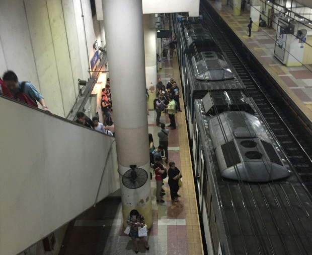 Stranded passengers in Ayala Station. Photo by TETCH TORRES/INQUIRER.net