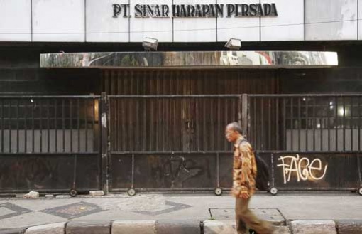 Final days: A man walks past the office of the Sinar Harapan daily on Jl. Raden Saleh in Jakarta on Sunday. Unconfirmed reports say the daily will cease publishing from Jan. 1, 2016.(JP/Wendra Ajistyatama) 