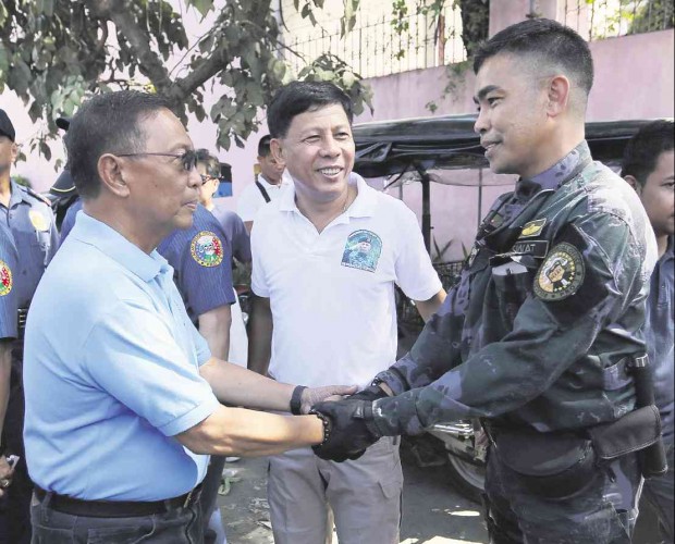 HANDS-ON CAMPAIGN Vice President Jejomar Binay (left) with  Bulacan SWAT’s Senior Insp. Sean Logronio and United Nationalist Alliance senatorial candidate, former SAF chief Getulio Napeñas, during a visit to Bustos, Bulacan, on Wednesday. RAFFY LERMA 