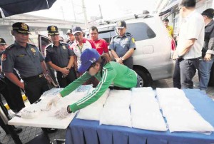   ‘METH’ MARKED Wednesday’s drug haul of 30 kilos of “shabu” worth P150 million are marked as evidence in front of (from left) PNP chief Director General Ricardo Marquez and NCRPO head Director Joel Pagdilao. An entrapment operation  by the NCRPO’s anti-narcotics unit also led to the arrest of two Chinese men in Quezon City.    Grig C. Montegrande
