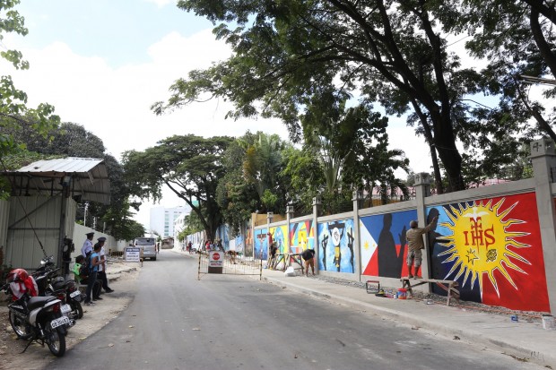 IEC WALL MURAL-PAINTING/JAN. 6, 2016: Artist of the group Cebu Artist Inc. and Portrait Artists Society of the Philippines Inc. made a mural painting on the concrete wall entering the International Eucharistic Congress (IEC) pavillion in preparation for the 51th meeting.(CDN PHOTO/JUNJIE MENDOZA)