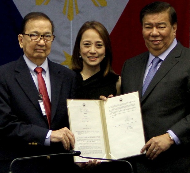 SENATE HONORS LETTY JIMENEZ-MAGSANOC / JANUARY 18 2016 Senate President Franklins Drilon presents a copy of resolution expressing the sympathy of the Senate to the family of Philippine Daily Inquirer Editor-in-Chief Letty Jimenez-Magsanoc at the Session Hall of the Senate in Pasay City. Present are husband Dr. Carlos Magsanoc and daughter Kara MAgsanoc-Alikpala. INQUIRER PHOTO / RICHARD A. REYES