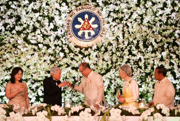 JAPAN EMPEROR-EMPRESS-MALACANANG/JANUARY 27, 2016 President Benigno Aquino III raising a toast during the State Dinner in honor of their Majesties Emperor Akihito and Empress Michiko held in the Ceremonial Hall of Malacanang Palace. Also in photo are Pinky Aquino-Abellada (L) and Vice Pres. Jejomar Binay (R). INQUIRER LYN RILLON/POOL PHOTO