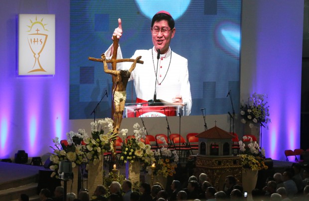 January 28, 2016 Archbishop Luis Antonio Cardinal Tagle gives his thumbs up as he speaks before the crowd on the 4th day of the International Eucharistic Congress in Cebu City, where around 12,000 participants gathered to promote centrality of the Eucharist in Christian life. INQUIRER/ MAERIANNE BERMUDEZ