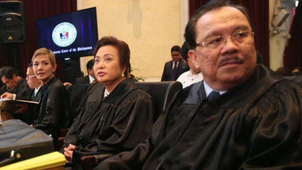 THE INQUISITION Comelec Commissioners Rowena Guanzon (center) and Arthur Lim present a stern demeanor at the start of the oral arguments at the Supreme Court on Tuesday to discuss Sen. Grace Poe’s petitions against the poll body’s cancellation of her certificate of candidacy for President. MARIANNE BERMUDEZ