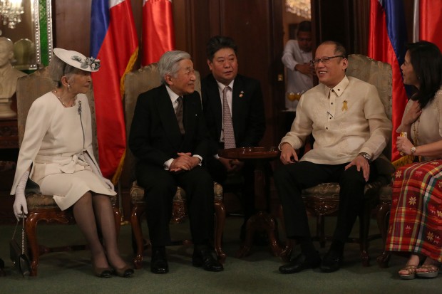  President Benigno Aquino III during a private meeting with Japan's Emperor Akihito and Empress Michiko at Malacañan Palace on Wednesday, January 27. Presidential sister Pinky Abellada joined Aquino in welcoming Japan's imperial couple, who arrived in Manila on Tuesday for a 5-day state visit. PHOTO BY JOAN BONDOC