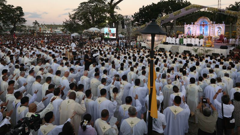 CONGRESS OPENS Catholic priests and faithful attend Mass at Plaza Independencia during the opening of the 51st International Eucharistic Congress in Cebu City on Sunday. MARIANNE BERMUDEZ