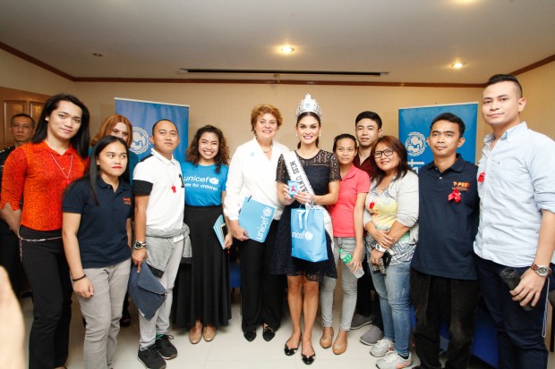 Miss Universe  Pia Wurtzbach receives tokens from UNICEF Philippines Representative  Lotta Sylwander, HIV advocates and young people living with HIV after listening to their stories. UNICEF photo