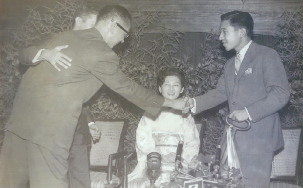  Crown Prince Akihito receives the keys to the city from Mayor De Guzman (in eyeglasses).