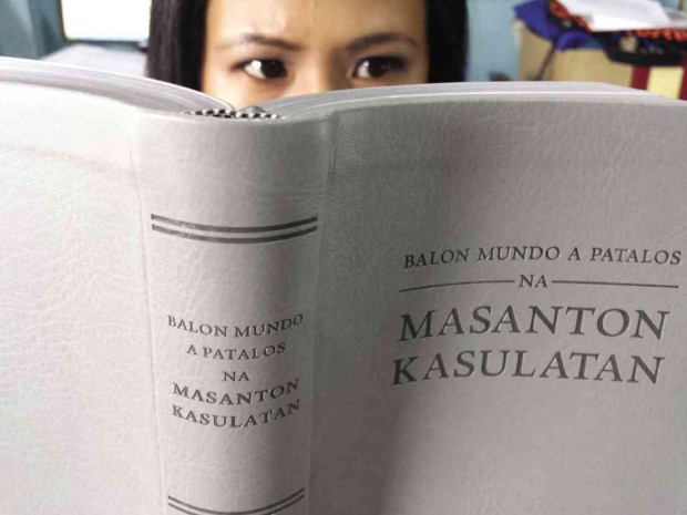 THE PANGASINAN Bible, titled “Balon Mundo a Patalos na Masanton Kasulatan”    EV ESPIRITU/INQUIRER NORTHERN LUZON