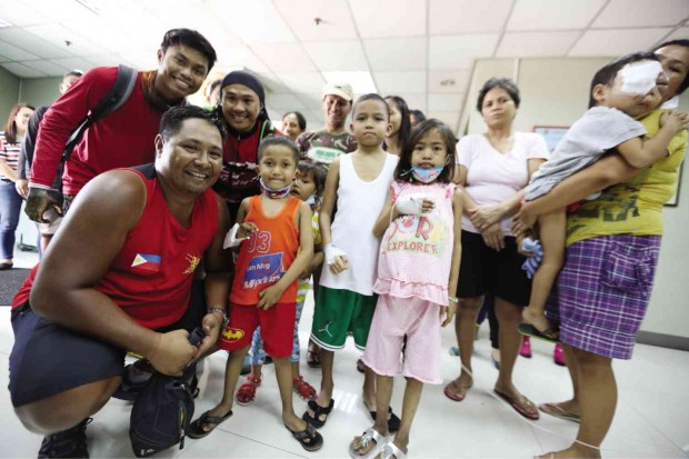 Trekker Froilan Salaysay (left, first row) and his companions are welcomed by some of the young cancer patients being treated at the National Children’s Hospital after his 100-day journey.  PHOTOS BY NIÑO JESUS ORBETA