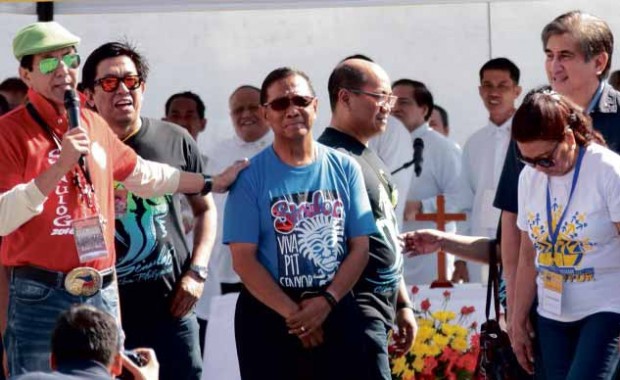 VICE President Jejomar Binay, UNA presidential candidate, was introduced by suspended Cebu City MayorMike Rama (left) at the start of the Sinulog Grand Parade but he was booed by the crowd.Others in photo are Cebu Vice Gov. AgnesMagpale, Cebu Vice Mayor Edgardo Labella and Sen. Gringo Honasan, UNA vice presidential candidate. JUNJIE MENDOZA/CEBU DAILY NEWS