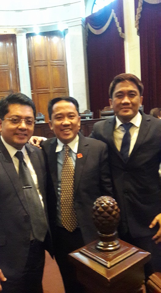 Atty. George Reyes of Lawyers for Grace Poe Movement (left) with Atty. Rey Campanilla (center) and Atty. Pearlito Campanilla, convenors of Lawyers for an Election Advancing the People’s will, after the recent oral arguments at the Supreme Court.