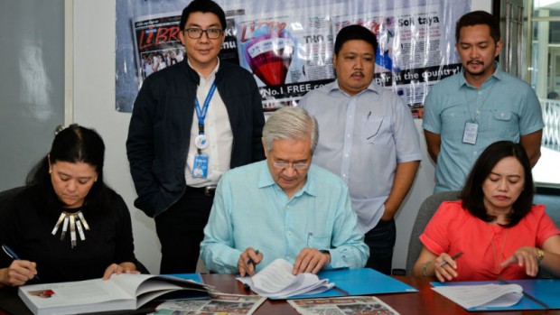 LIBRE WILL REMAIN IN LRT1 : INQUIRER CEO Sandy P. Romualdez and LRMC president and CEO Chito Francisco sign the agreement ensuring Inquirer Libre's distribution in all LRT Line 1 stations. Also in the photo are: Rochelle Gamboa, Head of LRM Corporate Communications, Inquirer COO Rene R. Reinoso, Inquirer Libre editor in chief Chito de la Vega and Carlo Mercado, Inquirer Libre/Bandera sales manager.