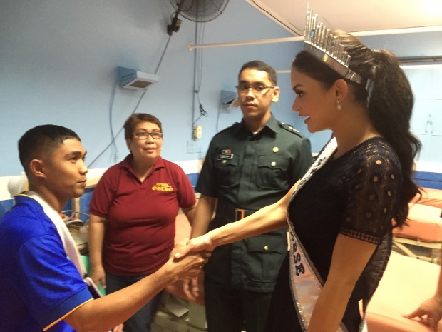 Miss Universe Pia Wurtzbach chats with one of the wounded soldiers confined at AFP Medical Center. She visited battle casualties as part of her charity event. Frances Mangosing
