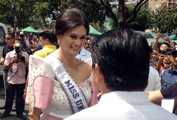 Miss Universe Pia Alonzo Wurtzbach bids farewell to acting Makati City Mayor Romulo "Kid" Pena. Wurtzbach thanked the people of Makati for their warm support during her grand victory parade in the city. ANTHONY Q. ESGURERRA/INQUIRER.net 