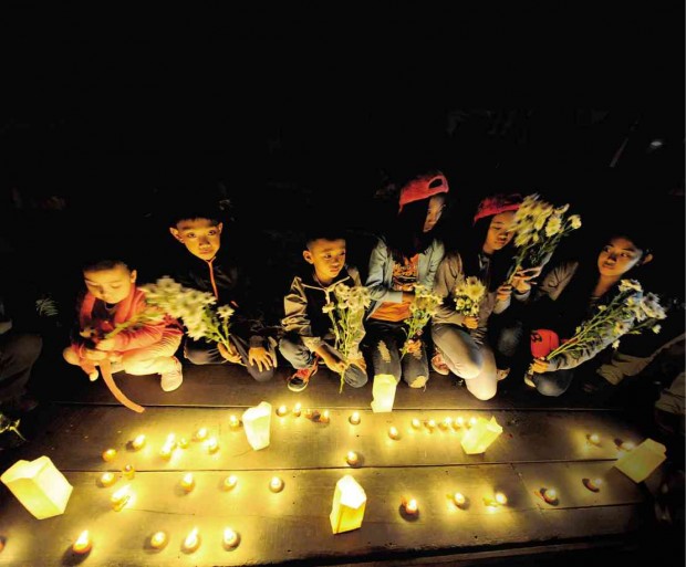 RELATIVES of 44 Special Action Force members, slain in last year’s Mamasapano massacre, gathered by Burnham Lake on Jan. 15 to float candles in the water ahead of the Jan. 25 memorial of the tragedy.        EV ESPIRITU/ INQUIRER NORTHERN LUZON