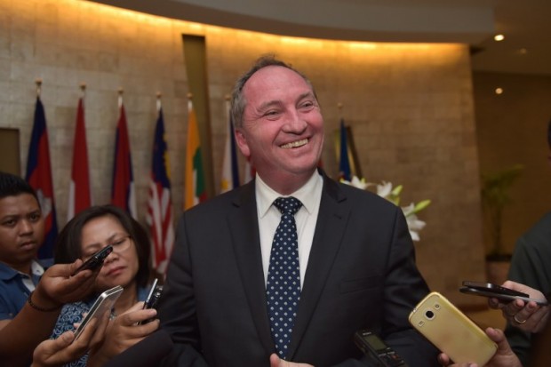 Australia's Agriculture Minister Barnaby Joyce (C) speaks to journalists after meeting with Indonesia's Trade Minister Thomas Lembong (not pictured) at the Trade Ministry office in Jakarta on October 8, 2015. Joyce was in Jakarta to strengthen agricultural ties between the two countries.   AFP PHOTO / ADEK BERRY / AFP / ADEK BERRY