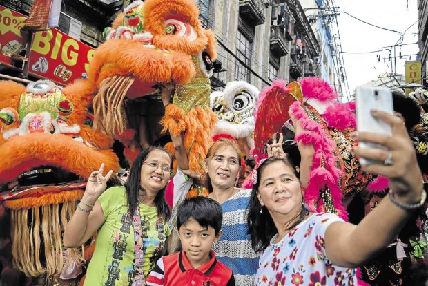 ENTER THE DANCING DRAGON On the eve of the Chinese New Year, Manila residents on Sunday start the celebration on  Ongpin, Binondo, with a selfie. eloisa lopez