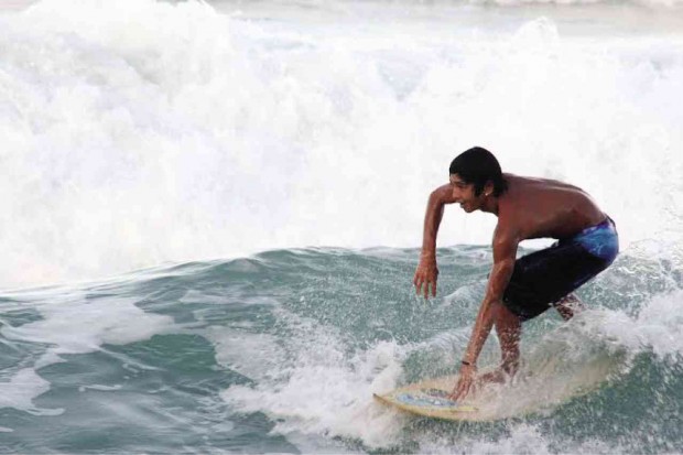 LOCAL surfer Brylle Endraca, 19, shows off what awaits visitors to Lola Sayong Surf Camp in Gubat town in Sorsogon province.     JUAN ESCANDOR JR.