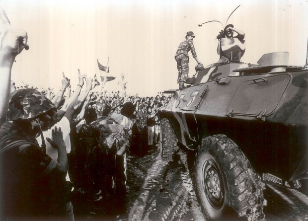 PHILIPPINE EDSA PEOPLE POWER REVOLUTION PHOTO / FEBRUARY 23, 1986 The crowd at Edsa flash the "Laban" sign towards the soldiers on the armored personnel carriers that have been deployed to disperse the protesters protecting rebel troops in Camp Crame. PHILIPPINE DAILY INQUIRER PHOTO