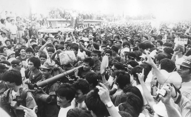 PHILIPPINE EDSA PEOPLE POWER REVOLUTION PHOTO / FEBRUARY 23, 1986 / SAVED IN OCTOBER  22, 2004 / PHILIPPINE DAILY INQUIRER PHOTO