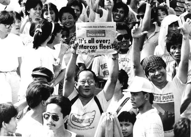 PEOPLE POWER EDSA 1 / FEBRUARY 1986 / SAVED IN PDI ARCHIVE Jubilant Filipino flooded into Malacanang compound to celebrate after President Ferdinand Marcos, who ruled for twenty years as one of the world's most powerful dictators, fled to Hawaii. PDI PHOTO