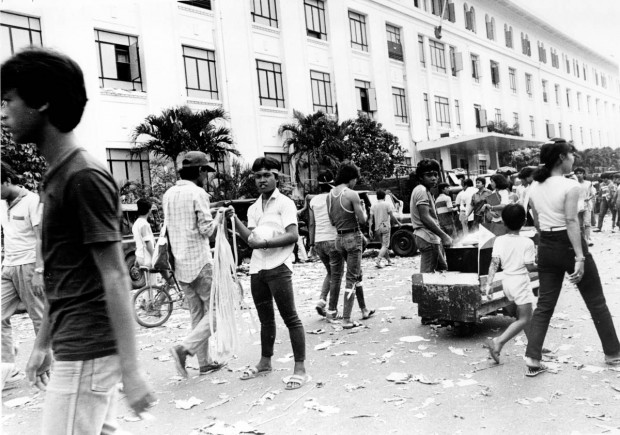 PEOPLE POWER EDSA 1 / FEBRUARY 26, 1986 / PDI ARCHIVE Demonstrators finally enter the Malacanang compound after a successful People Power Revolution that led to the downfall of President Ferdinand Marcos. PDI PHOTO / EDDIE ESGUERRA