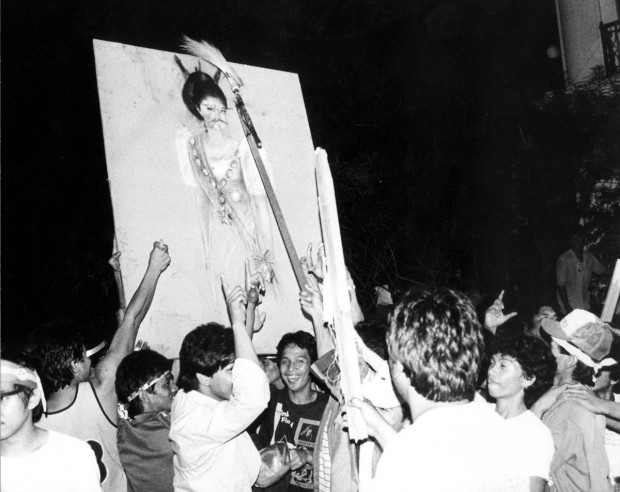 PEOPLE POWER EDSA 1 / FEBRUARY 1986 / PDI ARCHIVE Demonstrators who penetrated Malacanang vandalize Imelda Marcos's expensive life-sized painting giving her a broom for a staff during the EDSA People Power Revolution. PDI PHOTO / JOE ARAZAS