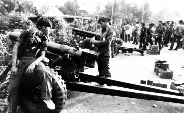 PEOPLE POWER EDSA 1 / FEBRUARY 1986 / PDI ARCHIVE Government troops prepare for combat with the rebel soldiers during the 1986 People Power Revolution. President Marcos sent Marines, tanks and armored personnel carriers to attack Camp Crame but tens of thousands of civilians surround area to protect the rebel officers. PDI PHOTO