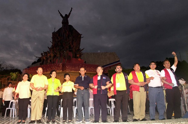 February 25, 2002 Key personalities during the 1986 Edsa People Power anniversary stand shoulder-to-shoulder during the 16th anniversary celebrations at the People Power Monument.  JOAN BONDOC