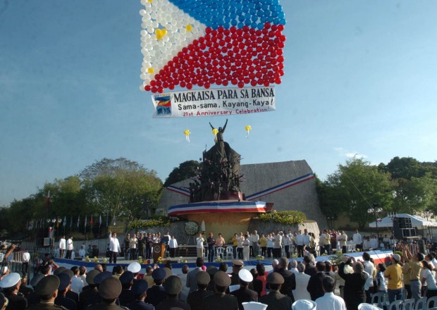 21st ANNIVERSARY EDSA PEOPLE POWER/ FEBRUARY 25, 2007 Balloons arranged in the form of a Philippine flag are released during the 21st anniversary celebration of the 1986 People Power Revolution in Quezon City. INQUIRER PHOTO/ RYAN LIM