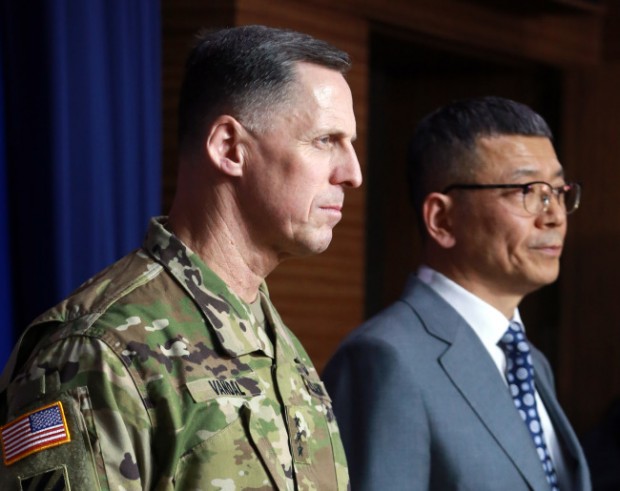 South Korean Deputy Defense Minister Yoo Jeh-seung (right) and Eighth U.S. Army Commander Thomas S. Vandal attend a press briefing in Seoul, Sunday. PHOTO COURTESY OF THE KOREA HERALD/ASIA NEWS NETWORK