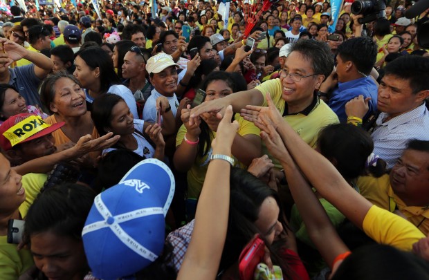 ROXAS/FEB9,2016 Liberal party presidential candidate Mar Roxas greets supportes at Passi, Iloilo. INQUIRER PHOTO/RAFFY LERMA