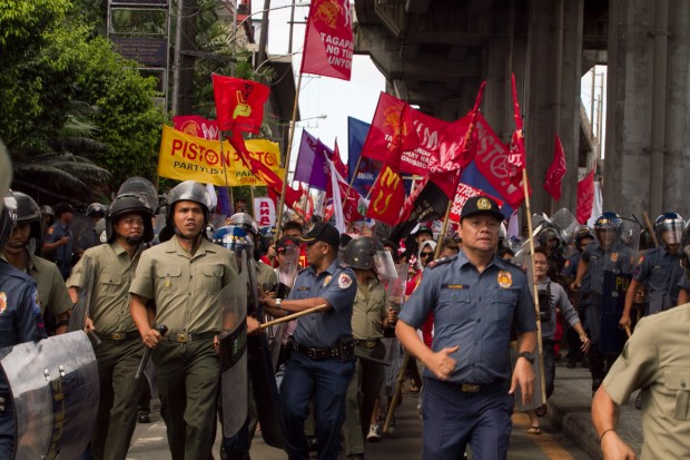 EDSA @ 30/FEBRUARY 25 2016                                      Protesters scuffle with members of the Philippine National Police as they try to hold a rally at the EDSA Shrine on the 30th anniversary of the EDSA Revolution.         INQUIRER PHOTO/ ALEXIS CORPUZ"