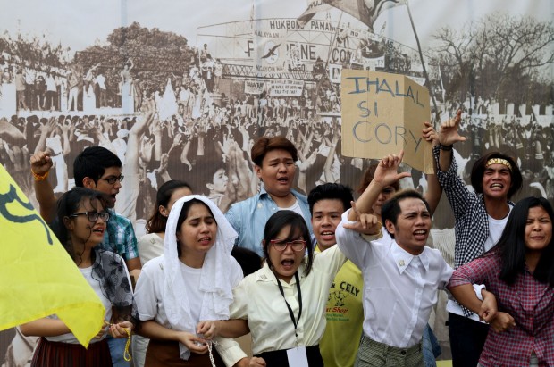 MILLENNIALS VISIT PEOPLE POWER EXPERIENTIAL MUSEUM ON EDSA 30TH ANNIVERSARY / FEBRUARY 25 2016 Actors portraying the EDSA rally at the end of People Power Experiential museum at Camp Aguinaldo in Quezon City on the day of 30th celebration of People Power anniversary. The interactive museum, which is composed of nine halls, recreates the martial law victims struggle for democracy, including the events that led to the bloodless revolution in 1986. INQUIRER PHOTO / RICHARD A. REYES