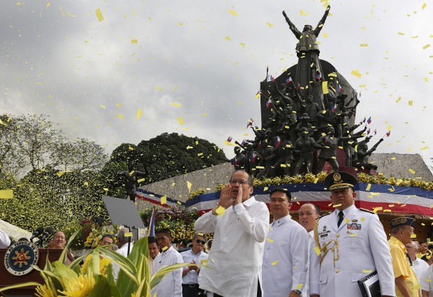 EDSA@30 / FEBRUARY 25, 2016 President Benigno Simeon Aquino lll waves and shouts "Thank you!" , to the crowd as he leaves the People Power monument during the 30th anniversary  celebration of the  Edsa People Power . INQUIRER PHOTO/JOAN S. BONDOC