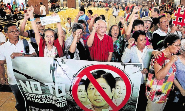 NEVER AGAIN Victims of torture and imprisonment during the late President FerdinandMarcos’ martial rule stage a protest aimed at derailing the run for the vice presidency of the dictator’s son, Sen. Ferdinand “Bongbong”Marcos Jr. AFP