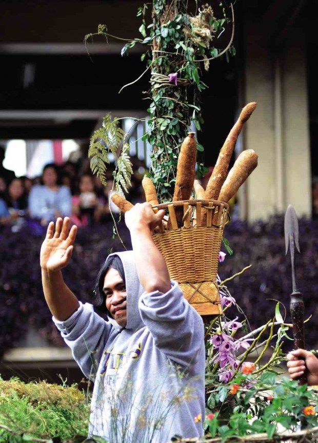 PEOPLE cheered when a float featuring this man rolled down Session Road during the 21st staging of the Baguio Flower Festival’s floral float parade on Sunday, believing he was social media’s “Carrot Man.”  EV ESPIRITU/INQUIRER NORTHERN LUZON 