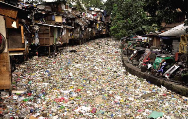 FRUSTRATING The MMDA will run after local officials who allow waterways to be clogged with trash despite repeated cleanup drives by the agency. One of the worst examples is Estero de Magdalena in Sta. Cruz, Manila, shown here in a photo taken in January 2013.  EDWIN BELLOSILLO 