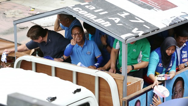 BINAY MOTORCADE United Nationalist Alliance standard-bearer, Vice President Jejomar Binay, and other candidates greet supporters during a motorcade in Tondo, Manila, on Sunday. MARIANNE BERMUDEZ