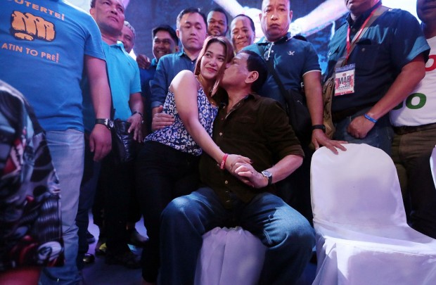 Presidential candidate Rodrigo Duterte makes it a habit to kiss the women in his sorties. INQUIRER file